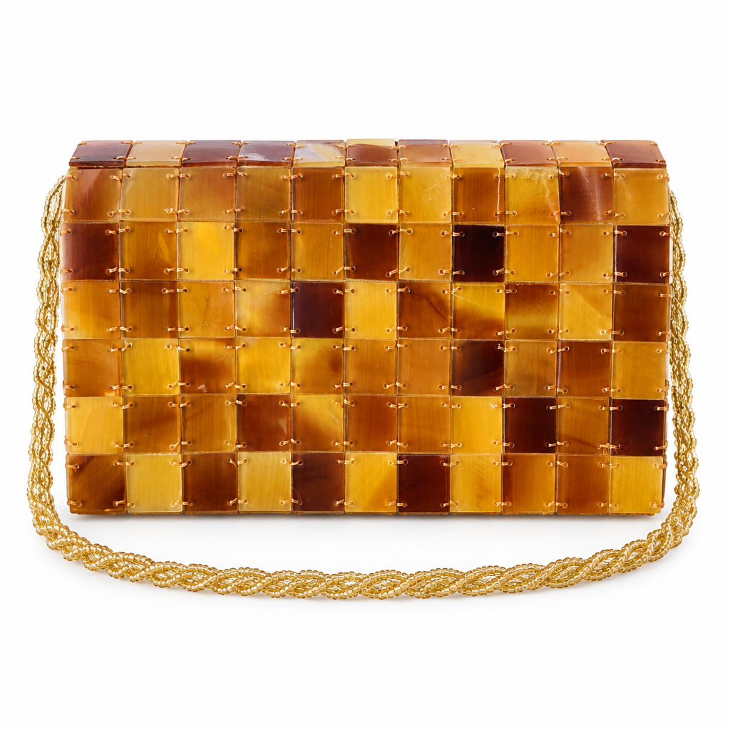 Clutch hell: Klappen-Clutch aus honig- und bernsteinfarbenen Hornplättchen mit goldener Perlenkette